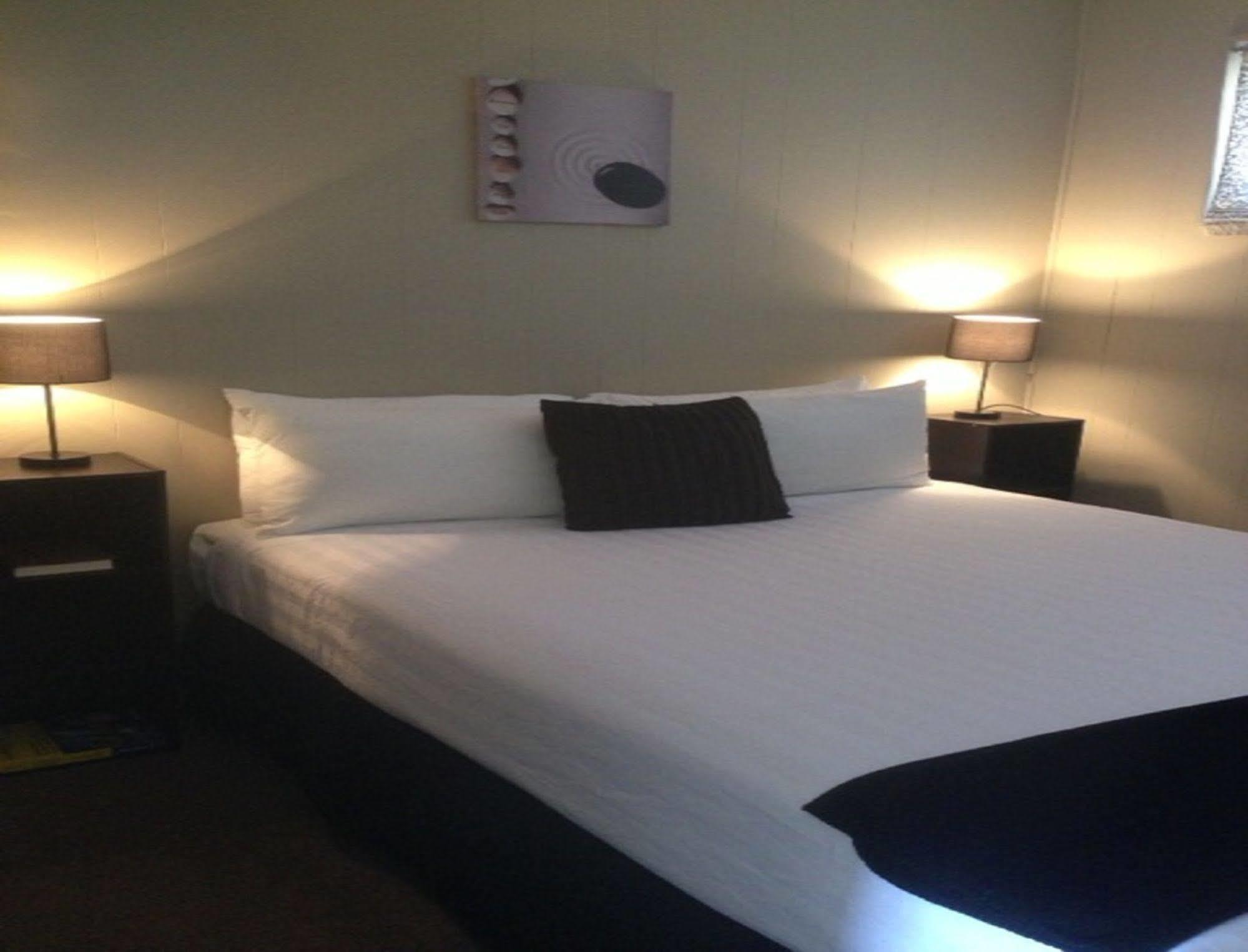 Smerdon Lodge Motel Horsham Esterno foto